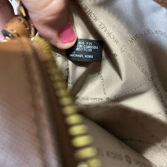 EUC MATCHING MK JET SET WONT SEPARATE - Picture 16 of 16